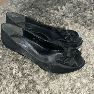 Neutralizer black heels with a bow attached size 7 1/2